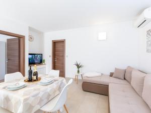 - un salon avec un canapé et une table dans l'établissement Apartments Gioia, à Poreč