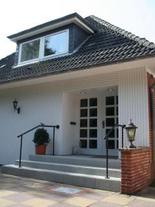 una casa con portico e finestra in alto di Nordsee Domizil Schobüll a Husum