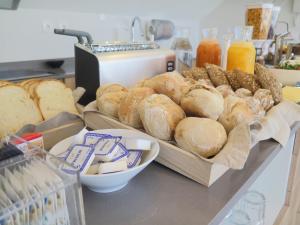 - une table avec du pain et d'autres produits alimentaires dans l'établissement Penedo da Saudade Suites & Hostel, à Coimbra