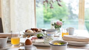 una mesa con comida para el desayuno y bebidas en ella en Ladurner, en Lagundo