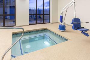 - une piscine pour la nage en longueur dans un bâtiment avec des chaises longues et un spa dans l'établissement Wingate by Wyndham Page Lake Powell, à Page