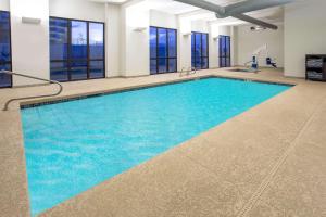 - une grande piscine d'eau bleue dans un bâtiment dans l'établissement Wingate by Wyndham Page Lake Powell, à Page