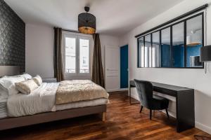 A bed or beds in a room at MM Suites Cathédrale