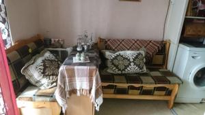 een woonkamer met een bank en een tafel bij Apartment on Raisy Okipnoi 5 in Kiev