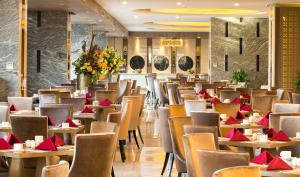 Un restaurant u otro lugar para comer en Muong Thanh Luxury Vientiane Hotel