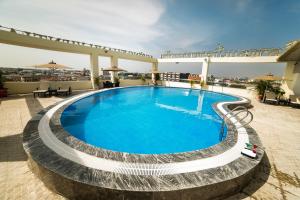 una gran piscina en la azotea de un edificio en Muong Thanh Luxury Vientiane Hotel en Vientián