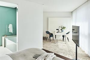 Area tempat duduk di SIDE, Hamburg, a Member of Design Hotels