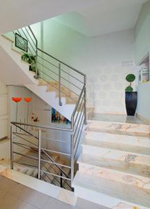 eine Treppe in einem Haus mit einem Metallgeländer in der Unterkunft Hotel D. Dinis in Leiria