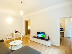 Телевизор и/или развлекательный центр в Solunska Apartment