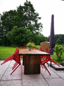 una mesa de madera con sillas rojas alrededor en Landlust Ischl, en Bad Ischl