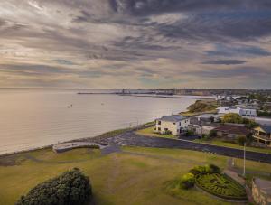 eine Luftansicht eines Wasserkörpers mit einem Pier in der Unterkunft Clifftop Apartments Portland Vic in Portland