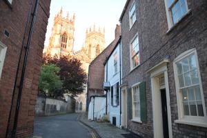 un vicolo vuoto con una cattedrale sullo sfondo di 7 Precentor's Court a York