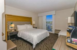 Habitación de hotel con cama y ventana grande en Holiday Inn Resort Oceanfront at Surfside Beach, an IHG Hotel, en Myrtle Beach