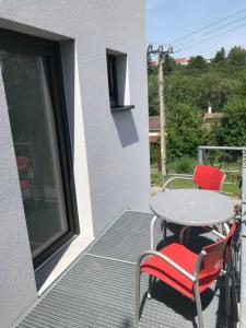 patio ze stołem i krzesłami na balkonie w obiekcie Pension SALMA w Czeskim Krumlovie