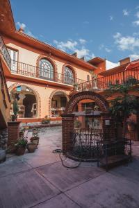 ein großes Gebäude mit einem Torbogen im Innenhof in der Unterkunft La Cupula B&B Teotitlan in Teotitlán del Valle