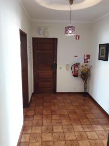 a hallway with a door and a tile floor at Apartamento 300 metros do SANTUÁRIO DE FÁTIMA T4 in Fátima