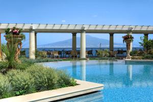 A piscina localizada em Grand Hotel Royal ou nos arredores