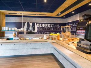 un fast food con bancone alimentare di ibis budget Saint Malo Centre a Saint Malo