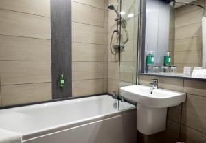 Kamar mandi di Pitbauchlie House Hotel - Sure Hotel Collection by Best Western