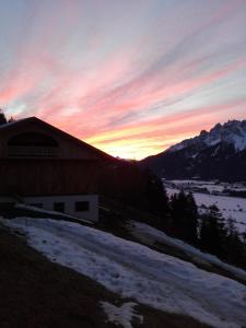 un tramonto su un fienile tra le montagne di Wegscheiderhof a Dobbiaco