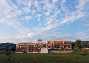 un bâtiment sur un champ avec un ciel nuageux dans l'établissement Finiki Plaza, à Methoni