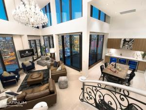 אזור ישיבה ב-Platinum Luxury Stays at The Victoria Rooftop Penthouse