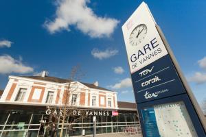 un cartello con un orologio sopra di un edificio di ibis Styles Vannes Gare Centre a Vannes