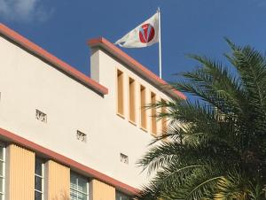 flaga koreańska pływająca na dachu budynku w obiekcie Viscay Hotel w Miami Beach