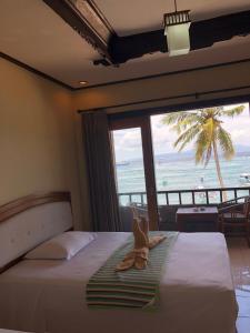 Schlafzimmer mit einem Bett und Meerblick in der Unterkunft Padangbai Beach inn in Padangbai