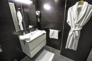 a bathroom with a sink and a mirror at Calypso Home Oran in Oran