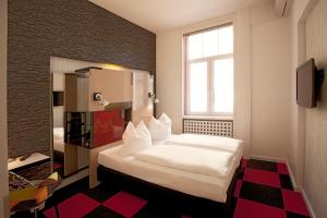 เตียงในห้องที่ Hotel Cristall - Frankfurt City