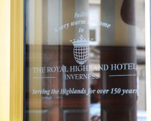 The Royal Highland Hotel في إينفيرنيس: لوحة على باب زجاجي للفندق