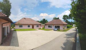 Photo de la galerie de l'établissement Bungalow & Apartments "Am Deber" Velden - Augsdorf, à Velden am Wörther See