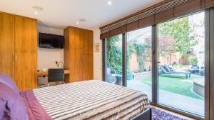 Romantic Bungalow in Notting Hill में एक कमरे में एक या कई बेड