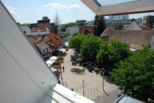 uma vista superior de uma rua numa cidade em Hotel Vesa em Sindelfingen