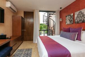 Un pat sau paturi într-o cameră la Casona 61 by GuruHotel