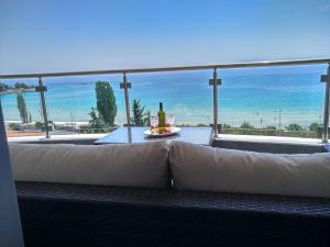 un divano su un balcone con vista sull'oceano di Blue4Aqua Apartments a Kavala