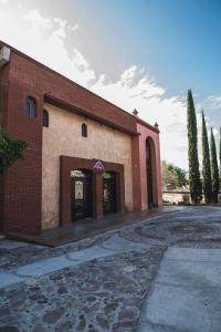 ein Backsteingebäude mit offenen Türen auf einer Straße in der Unterkunft La Cupula B&B Teotitlan in Teotitlán del Valle