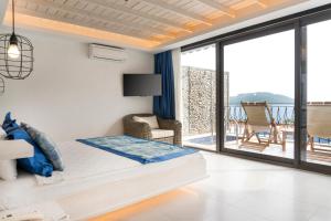 - une chambre avec un lit et un balcon dans l'établissement Nur Beach Hotel, à Kaş