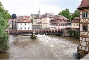 uma ponte sobre um rio numa cidade com edifícios em Rathausschänke em Bamberg