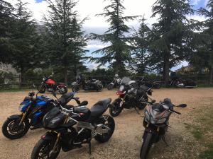 een groep motorfietsen geparkeerd op een onverharde weg bij Gorropu Hotel in Urzulei