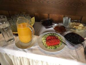 une table avec une assiette de fruits et un pichet de jus d'orange dans l'établissement Neckarperle, à Edingen-Neckarhausen