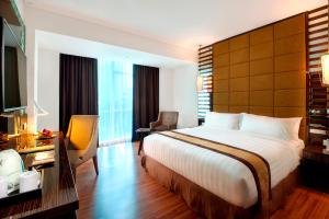 Llit o llits en una habitació de The Atrium Hotel & Resort Yogyakarta