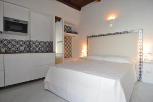 - une chambre blanche avec un lit et un four micro-ondes dans l'établissement Stella Marina Amalfi Dreams, à Ravello