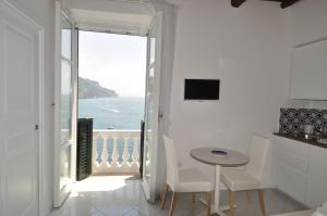 - une salle à manger avec une table et une vue sur l'océan dans l'établissement Stella Marina Amalfi Dreams, à Ravello