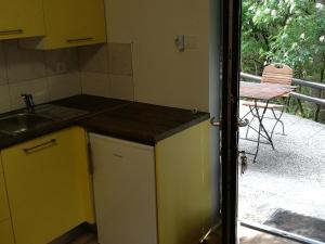 een keuken met een wastafel en een tafel op een patio bij Apartments Jelka in Kranjska Gora