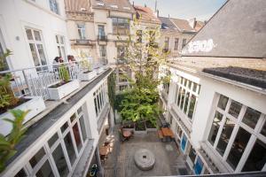 einen Balkon mit einem Baum im Innenhof in der Unterkunft Jacques Brel Youth Hostel in Brüssel