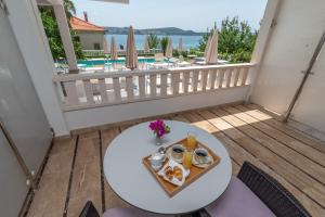 - un plateau de nourriture sur une table sur un balcon dans l'établissement Villa Ana Trogir, à Trogir