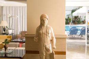 eine Statue einer Frau, die in einem Wohnzimmer steht in der Unterkunft Best Western Plus Hotel Plaza in Rhodos (Stadt)