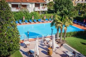 Piscina de la sau aproape de Hotel Porto Azzurro